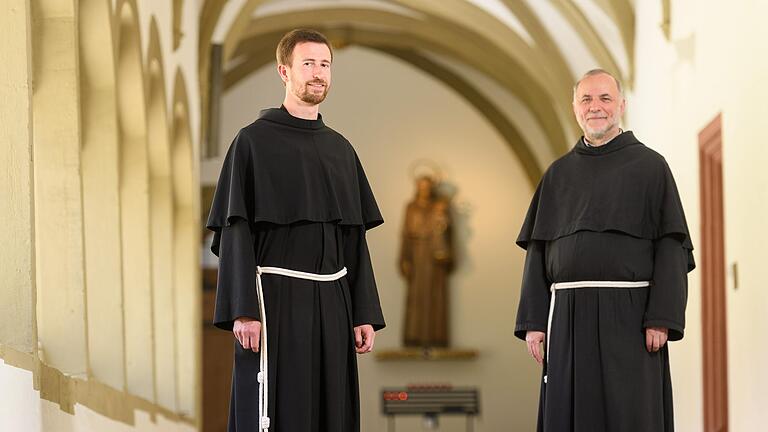 Bruder Markus (links) und Bruder Josef im Kreuzgang des Franziskaner-Minoritenklosters in der Franziskanergasse in Würzburg.