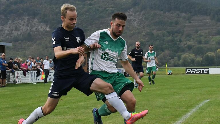 Der Westheimer Spielführer Yanik Pragmann (links) bedrängt den Riedenberger Kilian Markart. Foto: Hopf       -  Der Westheimer Spielführer Yanik Pragmann (links) bedrängt den Riedenberger Kilian Markart. Foto: Hopf