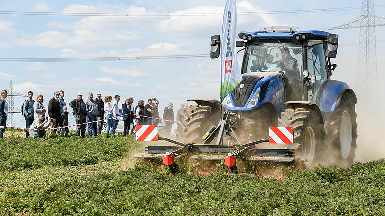 Neu entwickelte Maschinen zum Bewirtschaften von Zwischenfrüchten wurden beim Feldtag in Sonderhofen demonstriert.