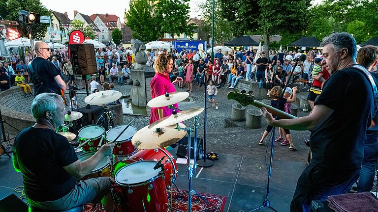 Volle Straßen und volle Plätze: Zum Gemeindejubiläum gab es erstmals das Honky Tonk in Poppenhausen. Für Stimmung sorgte hier die Band Bitter Sweet. Volle Straßen und volle Plätze: Zum Gemeindejubiläum gab es erstmals das Honky Tonk in Poppenhausen. Für Stimmung sorgte hier die Band Bitter Sweet.