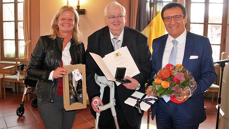 Für seine Jahrzehnte langen ehrenamtlichen, kommunalpolitischen und wirtschaftsunternehmerischen Verdienste wurde Josef Morschheuser (Mitte) in Tauberbischofsheim vom Landtagsabgeordneten Wolfgang Reinhart im Beisein von Bürgermeisterin Anette Schmidt mit der Staufermedaille des Landes Baden-Württemberg ausgezeichnet.