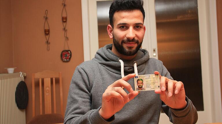 Endlich hält Naeem Bilal seinen deutschen Personalausweis in Händen. Der 27-Jährige, der im Jahr 2015 aus Syrien nach Deutschland geflohen ist, hat zunächst in Gerolzhofen gelebt und wohnt jetzt in Schweinfurt. Mit dem Erhalt der deutschen Staatsbürgerschaft hat sich für den studierten Ingenieur ein Herzenswunsch erfüllt.