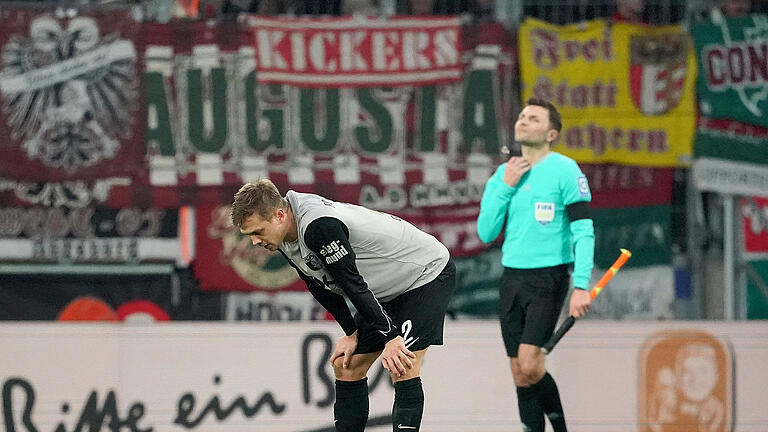 FSV Mainz 05 - FC Augsburg       -  Robert Gumny war einer der FCA-Spieler, denen in Mainz ein schwerer Patzer unterlief – aber bei weitem nicht der einzige.