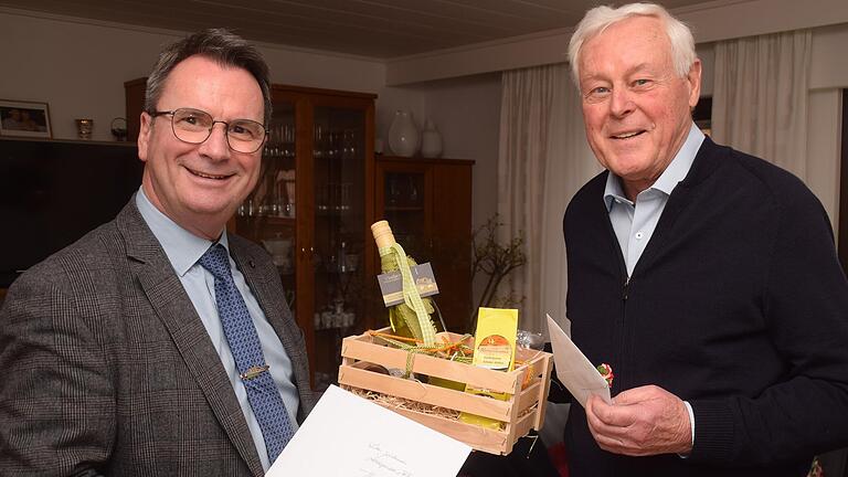 Bürgermeister Burkhard Klein (links) gratulierte Horst Kohlberger zu 80. Geburtstag.