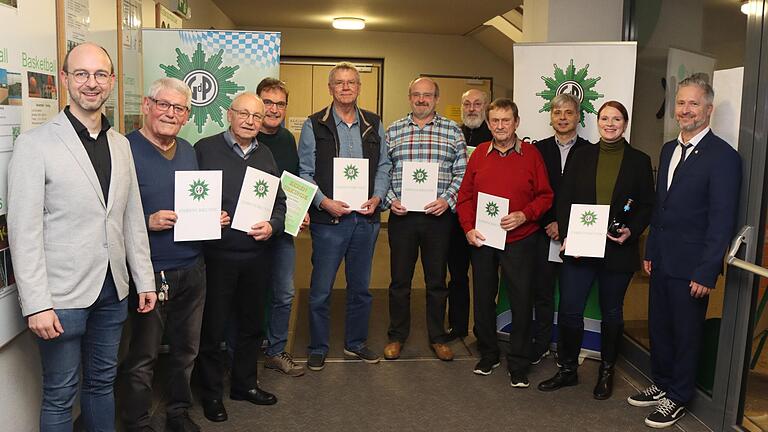 In der GdP-Kreisgruppe Würzburg konnten einige Mitglieder geehrt werden. Das Foto zeigt (von links): Heiko Meyer, Reinhold Suttner, Reinhold Reinlein, Thomas Müller, Hermann Schneider, Kurt Betz, Otto Junker, Siegfried Buff, Uwe Sauer, Susanne Gehrig und Mark Dingfelder. In der GdP-Kreisgruppe Würzburg konnten einige Mitglieder geehrt werden. Das Foto zeigt (von links): Heiko Meyer, Reinhold Suttner, Reinhold Reinlein, Thomas Müller, Hermann Schneider, Kurt Betz, Otto Junker, Siegfried Buff, Uwe Sauer, Susanne Gehrig und Mark Dingfelder.