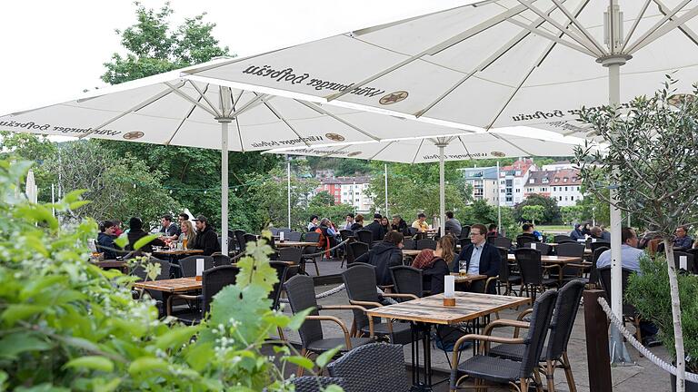 Auch der Biergarten am Alten Kranen in Würzburg bleibt bei dieser EM Fußball-freie Zone.