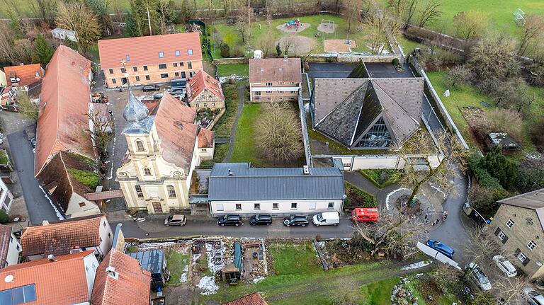 Alte Kirche links, neue Kirche rechts: Wo finden in Euerbach künftig hauptsächlich die Gottesdienste von St. Michael statt? Alte Kirche links, neue Kirche rechts: Wo finden in Euerbach künftig hauptsächlich die Gottesdienste von St. Michael statt?