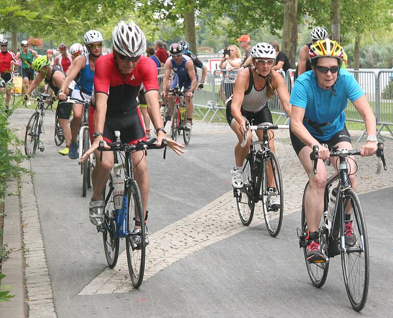Das Radfahren war die zweite Disziplin nach dem Schwimmen und forderte die Teilnehmer. Zwischendrin gab es einen Regenschauer. Das Radfahren war die zweite Disziplin nach dem Schwimmen und forderte die Teilnehmer. Zwischendrin gab es einen Regenschauer.