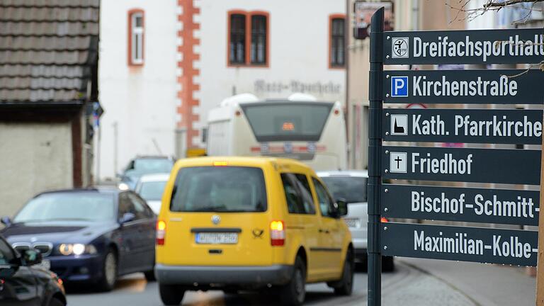 Rund 10 000 Fahrzeuge zwängen sich täglich durch die Rimparer Ortsdurchfahrt. Seit Jahrzehnten schon steht deshalb der Bau einer Umgehungsstraße im Raum.