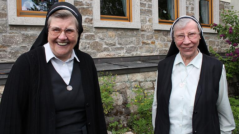 Die Streitel-Schwestern Meinrada Böhnlein und Eberharda Schramm (von links) im Garten ihres Ordenshauses in der Bauerngasse 12.