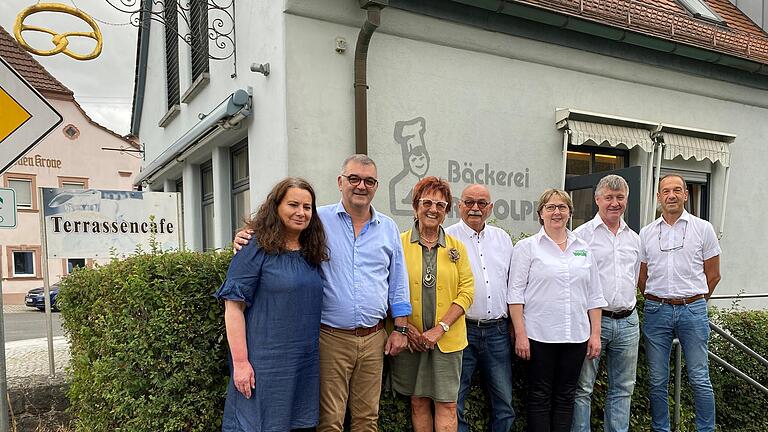 Thomas Rudolph und seine Lebensgefährtin Susanne Schnabel (links) schließen die Bäckerei Rudolph in Eußenheim. Rudolph hat den Familienbetrieb 1995 von seinen Eltern Gertraud und Herbert Rudolph übernommen. Helmut Bregenzer von Maxl Bäck übernimmt zwei Filialen, Thomas und Irmgard Wolf richten in der Backstube eine Catering-Küche ein (von rechts).