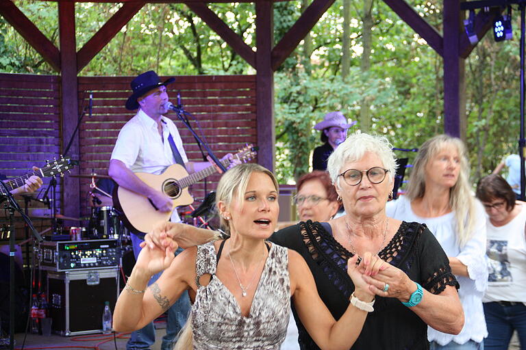 Zur Country-Musik von 'Four Roses' tanzten im Spitalgarten Festbesucher Line Dance.