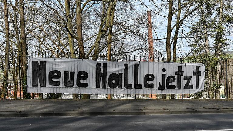 Eines der Transparente, die mutmaßlich Basketball-Fans mit der Forderung nach einer neuen Halle für den Basketballsport am Donnerstag hier am Festungsberg aufgehängt hatten.