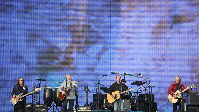 Eagles.jpeg       -  Die Rock-Band «Eagles» - mit Timothy B. Schmit (l-r), Don Henley, Glenn Frey und Joe Walsh - spielt auf der Bühne am Sonntag (19.06.2011) bei ihrem Deutschlandtournee-Auftaktkonzert auf dem «Bowling Green» in Wiesbaden. Die Eagles haben in Wiesbaden ihre Deutschlandtournee unter dem Titel «Long Road Out Of Eden» gestartet.