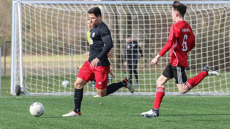 Alexander Schmidbauer (links) erzielt nach einem Sprint das 2:0 für den SSV Kitzingen. Pascal Wolfram vom SV Birkenfeld kann dessen platzierten Schuss ins lange Eck nicht verhindern.