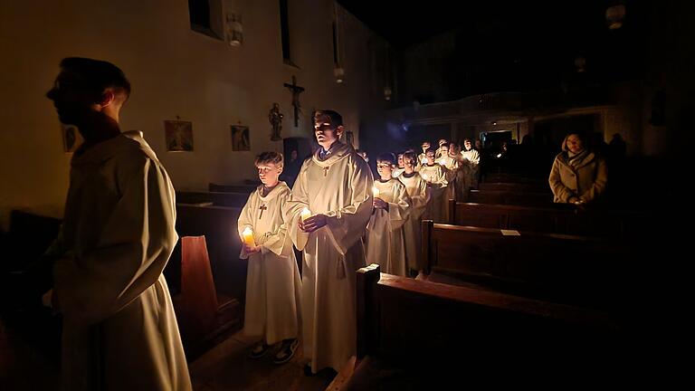 Einzug der Ministranten zum Beginn der Osternacht in die Kirche in Schondra - Einzug der Ministranten zum Beginn der Osternacht in die Kirche in Schondra. Einzug der Ministranten zum Beginn der Osternacht in die Kirche in Schondra - Einzug der Ministranten zum Beginn der Osternacht in die Kirche in Schondra.