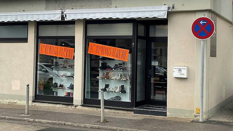 Der kleine Laden in der ehemaligen Bäckerei war eine gute Übergangslösung, dauerhaft aber zu klein für eine Schuhgeschäft. Der kleine Laden in der ehemaligen Bäckerei war eine gute Übergangslösung, dauerhaft aber zu klein für eine Schuhgeschäft.