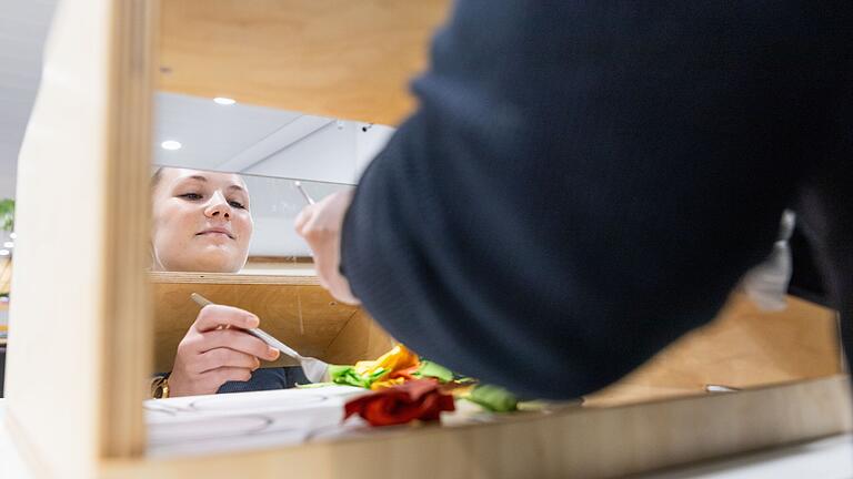 Auf dem Foto ordnet unsere Autorin Emma Janßen die farbigen Knöllchen, die verschiedenartiges Gemüse darstellen, den vier aufgezeichneten Tellern zu. Schwierigkeit ist hierbei das spiegelverkehrte Arbeiten. Auf dem Foto ordnet unsere Autorin Emma Janßen die farbigen Knöllchen, die verschiedenartiges Gemüse darstellen, den vier aufgezeichneten Tellern zu. Schwierigkeit ist hierbei das spiegelverkehrte Arbeiten.