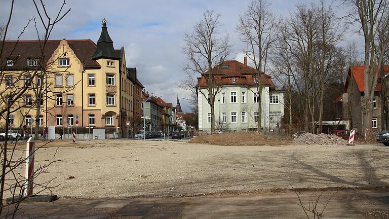 Vom geräumten Gelände der ehemaligen Kitzinger Realschule aus hat man freien Blick in Richtung Falterturm. Vom geräumten Gelände der ehemaligen Kitzinger Realschule aus hat man freien Blick in Richtung Falterturm.