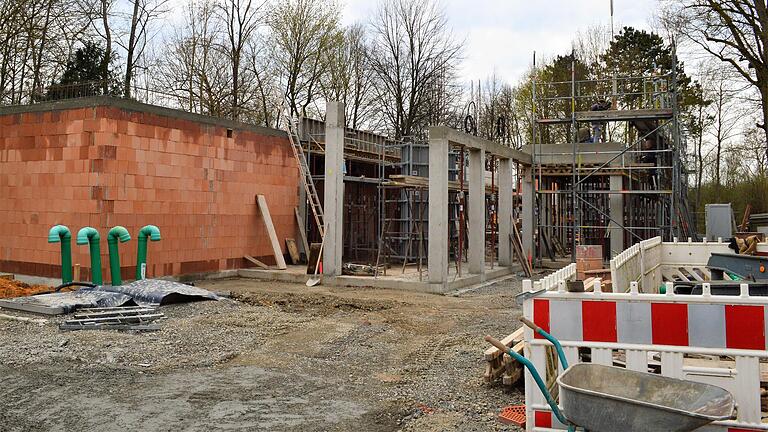 Im Zeitplan: Die neue Bad Königshöfer Trinkkurhalle in der Jahnpromenade nimmt Gestalt an. In den nächsten Wochen werden die Dächer geschlossen und die Fenster eingebaut. In der ersten Hälfte des kommenden Jahres sollen die Bauarbeiten abgeschlossen sein. Im Zeitplan: Die neue Bad Königshöfer Trinkkurhalle in der Jahnpromenade nimmt Gestalt an. In den nächsten Wochen werden die Dächer geschlossen und die Fenster eingebaut. In der ersten Hälfte des kommenden Jahres sollen die Bauarbeiten abgeschlossen sein.