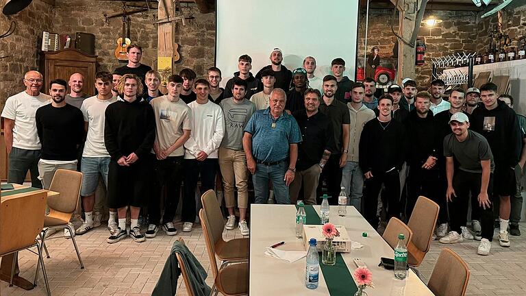 Teambuilding: Das ganze Team des FC 05 Schweinfurt ging zum Abschluss des ersten Trainingstages zum Italiener nach Grafenrheinfeld.