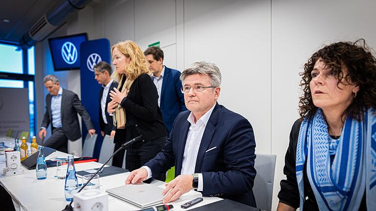 Tarifverhandlungen Volkswagen       -  VW-Verhandlungsführer Arne Meiswinkel (2.v.r.) ringt mit der IG Metall um einen Kompromiss im Tarifstreit. (Archivfoto)