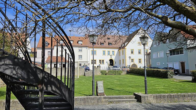 Für das Rathaus in Randersacker und das sogeannte 'Beamtenwohnhaus' links daneben gibt es eine erste Grobplanung zum Umbau in ein Bürgerzentrum. Für das Rathaus in Randersacker und das sogeannte 'Beamtenwohnhaus' links daneben gibt es eine erste Grobplanung zum Umbau in ein Bürgerzentrum.