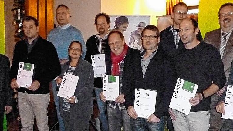 Für 2016 wurden geehrt: Hermannsdörfer Hydrokultur (Würzburg), Gartenbau Dieter Hofmann (Haßberge), Gartenbaubetrieb Udo Gernert (Schweinfurt), Gärtnerei Antonia Werr Zentrum (Schweinfurt), Gartenbaubetrieb Reinhard Busigel (Albertshofen), Gärtnerei Rupert Benkert (Schweinfurt), Heimrich Garten-Center (Schweinfurt), Landesanstalt für Weinbau und Gartenbau Veitshöchheim, Gartenbau Hans-Hermann Loose (Bad Kissingen) mit dem alten Bezirksvorstand Elmar Gimperlein (hinten rechts) und BGV-Präsident Roland Albert (vorne links). Für 2016 wurden geehrt: Hermannsdörfer Hydrokultur (Würzburg), Gartenbau Dieter Hofmann (Haßberge), Gartenbaubetrieb Udo Gernert (Schweinfurt), Gärtnerei Antonia Werr Zentrum (Schweinfurt), Gartenbaubetrieb Reinhard Busigel (Albertshofen), Gärtnerei Rupert Benkert (Schweinfurt), Heimrich Garten-Center (Schweinfurt), Landesanstalt für Weinbau und Gartenbau Veitshöchheim, Gartenbau Hans-Hermann Loose (Bad Kissingen) mit dem alten Bezirksvorstand Elmar Gimperlein (hinten rechts) und BGV-Präsident Roland Albert (vorne links).