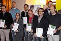 Für 2016 wurden geehrt: Hermannsdörfer Hydrokultur (Würzburg), Gartenbau Dieter Hofmann (Haßberge), Gartenbaubetrieb Udo Gernert (Schweinfurt), Gärtnerei Antonia Werr Zentrum (Schweinfurt), Gartenbaubetrieb Reinhard Busigel (Albertshofen), Gärtnerei Rupert Benkert (Schweinfurt), Heimrich Garten-Center (Schweinfurt), Landesanstalt für Weinbau und Gartenbau Veitshöchheim, Gartenbau Hans-Hermann Loose (Bad Kissingen) mit dem alten Bezirksvorstand Elmar Gimperlein (hinten rechts) und BGV-Präsident Roland Albert (vorne links).