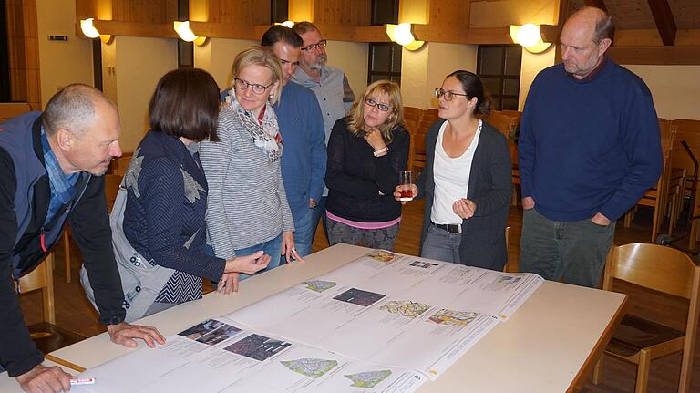 Viele Themen stand bei der Projektwerkstatt in Oberelsbach zur Diskussion. Engagiert brachten sich die Gemeinderäte und Bürger ein.