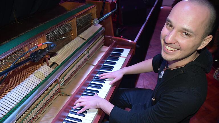 Zwei Werke aus eigener Feder präsentierte Viktor Flegler am Klavier. Zwei Werke aus eigener Feder präsentierte Viktor Flegler am Klavier.