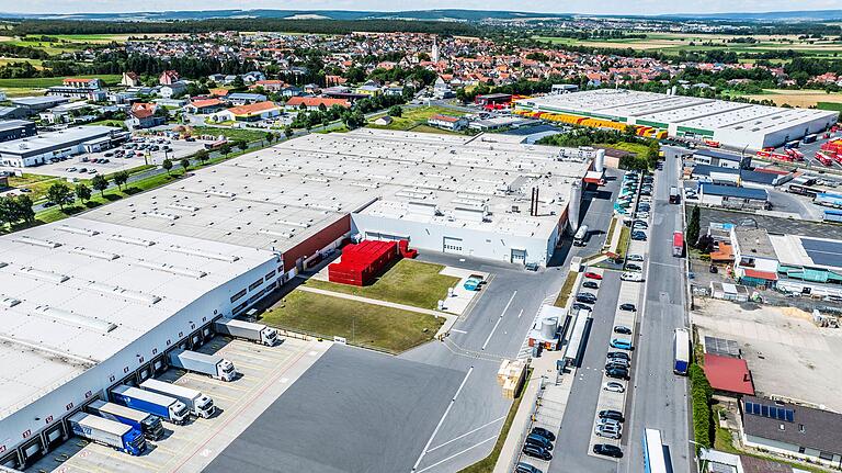 Der Blick von oben zeigt das Coca-Cola-Gelände im Süden von Knetzgau. Im vorderen Gebäude werden die Getränke in Einwegflaschen abgefüllt, im hinteren Gebäude in Mehrwegflaschen. Der Blick von oben zeigt das Coca-Cola-Gelände im Süden von Knetzgau. Im vorderen Gebäude werden die Getränke in Einwegflaschen abgefüllt, im hinteren Gebäude in Mehrwegflaschen.