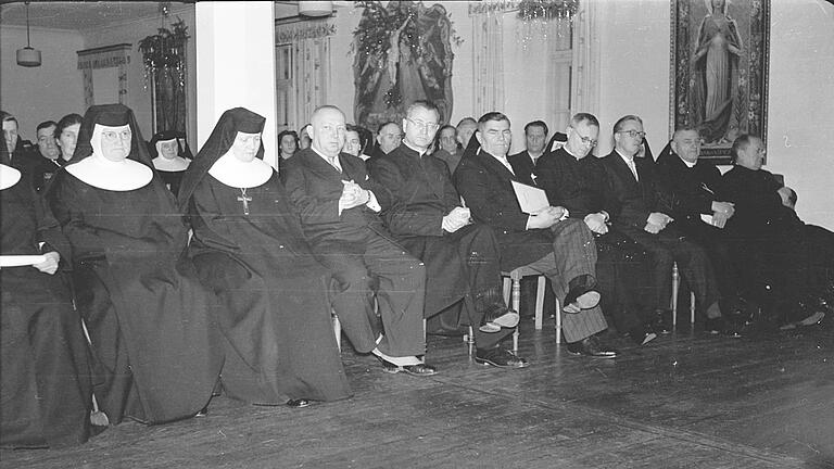 Die Festgesellschaft in der Abtei von Bildhausen bei der Verleihung des neuen Namens „Maria Bildhausen.“       -  Die Festgesellschaft in der Abtei von Bildhausen bei der Verleihung des neuen Namens „Maria Bildhausen.“