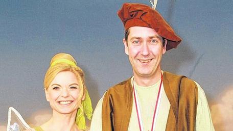 Bezaubernd: Würzburgs OB Christian Schuchardt als Walther von der Vogelweide und seine Frau Asa Petersson als Fee Tinkerbell. Bezaubernd: Würzburgs OB Christian Schuchardt als Walther von der Vogelweide und seine Frau Asa Petersson als Fee Tinkerbell.