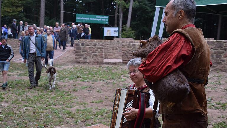 Die Spessartspielleut empfingen die Gäste der Freigabe des Archäologieparks am Kloster Einsiedel mit mittelalterlicher Musik. Die Spessartspielleut empfingen die Gäste der Freigabe des Archäologieparks am Kloster Einsiedel mit mittelalterlicher Musik.