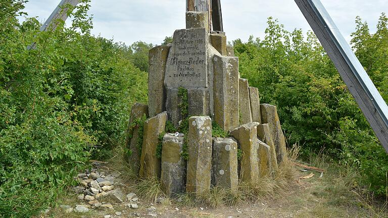 Auch der Sockel des Rederkreuzes aus Rhöner Basalt wird im Zuge des Neugestaltung durch eine Stahlkonstruktion ersetzt.