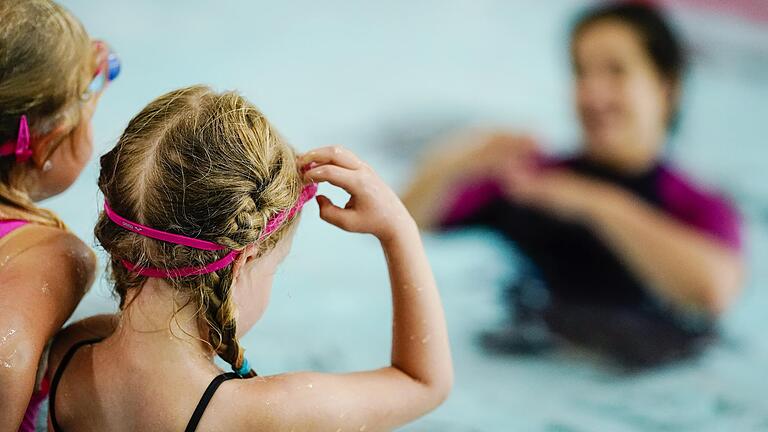 In einem Anfängerschwimmkurs lernen Kinder die Grundlagen, die sie brauchen, um sich über Wasser zu halten. Später können diese Fähigkeiten Leben retten. In einem Anfängerschwimmkurs lernen Kinder die Grundlagen, die sie brauchen, um sich über Wasser zu halten. Später können diese Fähigkeiten Leben retten.