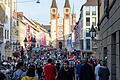 Zahlreiche Menschen besuchten am Sonntag die Innenstadt von Würzburg. Am Mantelsonntag öffneten die Geschäfte ausnahmsweise auch am Sonntag zwischen 13 und 18 Uhr.