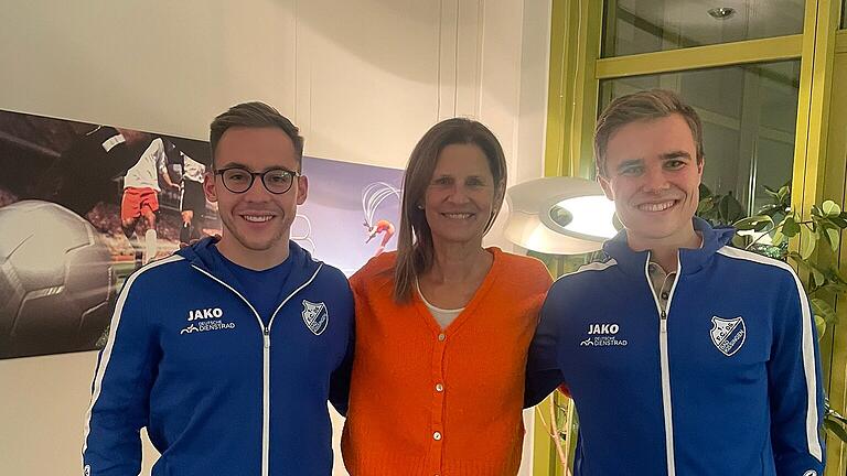 Tizian Fella: So lief der Besuch im aktuellen Sportstudio - Unser Bild zeigt Tizian Fella (rechts) und Jakob Fischer vom FC 06 Bad Kissingen gemeinsam mit ZDF-Moderatorin Katrin Müller-Hohenstein. Tizian Fella: So lief der Besuch im aktuellen Sportstudio - Unser Bild zeigt Tizian Fella (rechts) und Jakob Fischer vom FC 06 Bad Kissingen gemeinsam mit ZDF-Moderatorin Katrin Müller-Hohenstein.