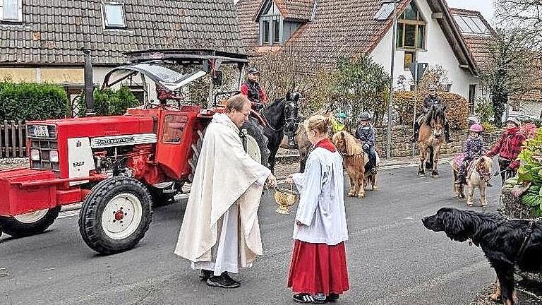 Stadtpfarrer Thomas Eschenbacher spendete den Segen für Tiere und Traktoren.       -  Stadtpfarrer Thomas Eschenbacher spendete den Segen für Tiere und Traktoren.