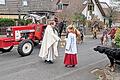 Stadtpfarrer Thomas Eschenbacher spendete den Segen für Tiere und Traktoren.       -  Stadtpfarrer Thomas Eschenbacher spendete den Segen für Tiere und Traktoren.