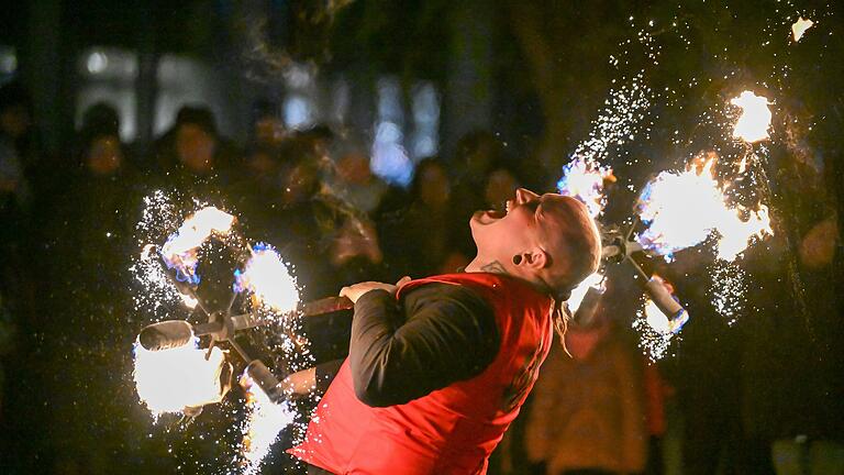 Eine spektakuläre Feuershow begeisterte die Besucherinnen und Besucher der langen Einkaufsnacht in Bad Neustadt auf dem oberen Marktplatz. Eine spektakuläre Feuershow begeisterte die Besucherinnen und Besucher der langen Einkaufsnacht in Bad Neustadt auf dem oberen Marktplatz.
