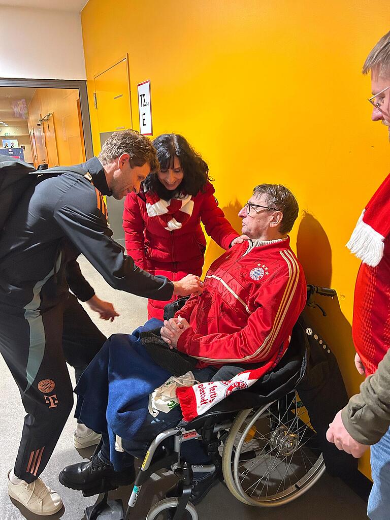 Nach dem Spiel sorgte der komplette Kader der Bayern-Spieler in den Katakomben der Allianz-Arena für Gänsehaut. Alle, und allen voran Thomas Müller (links), gaben Stefan J. Autogramme auf seine rote FC Bayern-Jacke. Mit im Bild Sibylla Baumann, Leiterin des Hospiz des Juliusspital Würzburg. Nach dem Spiel sorgte der komplette Kader der Bayern-Spieler in den Katakomben der Allianz-Arena für Gänsehaut. Alle, und allen voran Thomas Müller (links), gaben Stefan J. Autogramme auf seine rote FC Bayern-Jacke. Mit im Bild Sibylla Baumann, Leiterin des Hospiz des Juliusspital Würzburg.