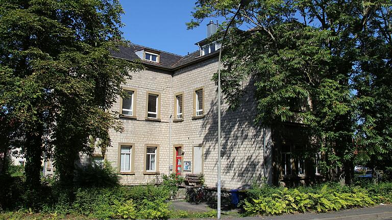 Aus dem alten Krankenhaus in der Uffenheimer Straße soll das Ochsenfurter Jugendzentrum im Herbst ausziehen. Gegen den geplanten neuen Standort an der Marktbreiter Straße wehren sich Anwohner. Aus dem alten Krankenhaus in der Uffenheimer Straße soll das Ochsenfurter Jugendzentrum im Herbst ausziehen. Gegen den geplanten neuen Standort an der Marktbreiter Straße wehren sich Anwohner.