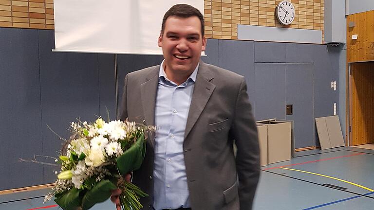 Einen Blumenstrauß gab es am Wahlabend in der Geldersheimer Schulturnhalle für den neuen Bürgermeister Thomas Hemmerich.