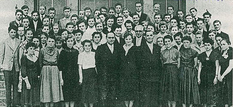 Der erste Abschlussjahrgang der Staatlichen Mittelschule Gemünden, die heute Staatliche Realschule heißt. Der Unterricht wurde dort 1951 aufgenommen. Der erste Abschlussjahrgang der Staatlichen Mittelschule Gemünden, die heute Staatliche Realschule heißt. Der Unterricht wurde dort 1951 aufgenommen.