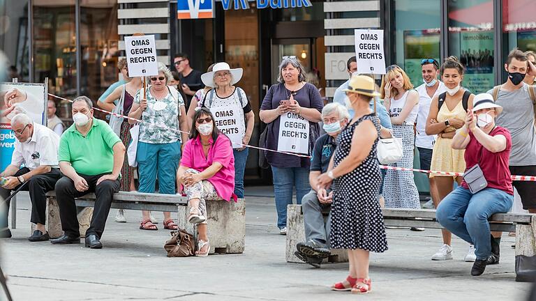 'Omas gegen Rechts' gingen am Samstag bei der Kundgebung der AFD in Würzburg am unteren Marktplatz zum Gegenprotest auf die Straße.