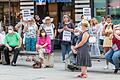 'Omas gegen Rechts' gingen am Samstag bei der Kundgebung der AFD in Würzburg am unteren Marktplatz zum Gegenprotest auf die Straße.