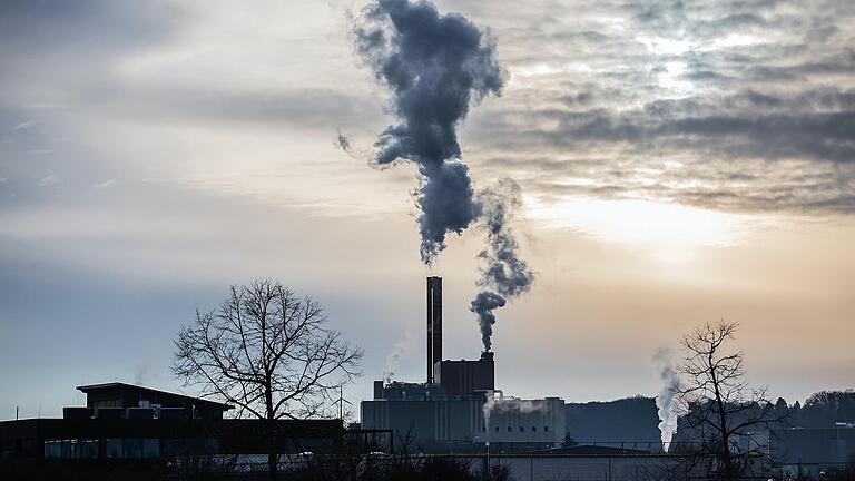 Im Müllheizkraftwerk Würzburg wird aus Abfällen Strom und Wärmeenergie gewonnen und in die öffentlichen Netze eingespeist.