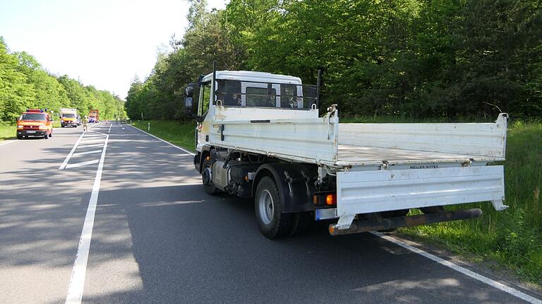 Der Kleinlaster auf dem die Heuballen zu brennen anfingen, blieb unbeschädigt. Der Fahrer kippte das Brandgut kurzerhand auf der B303 ab Der Kleinlaster auf dem die Heuballen zu brennen anfingen, blieb unbeschädigt. Der Fahrer kippte das Brandgut kurzerhand auf der B303 ab